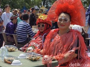 Keseruan Lomba Makan Otak-otak Tercepat Berpakaian Unik di Pangkalpinang Keseruan Lomba Makan Otak-otak Tercepat Berpakaian Unik di Pangkalpinang