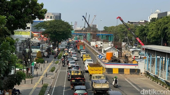 The Jakarta LRT Phase 1B project on the Velodrome-Manggarai route caused severe congestion on Jalan Pemuda, Rawamangun, Jakarta and Jalan Pramuka, Jakarta. (Gisella PL/detikcom)