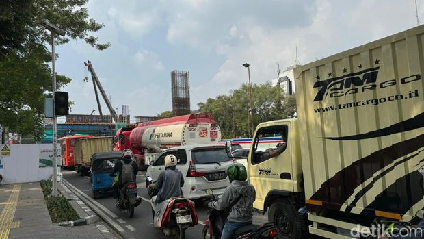 Proyek pembangunan LRT Jakarta fase 1B rute Velodrome-Manggarai terus berlangsung. Kemacetan parah terjadi di daerah Rawamangun, Jakarta Timur imbas proyek ini. (Gisella PL/detikcom)
