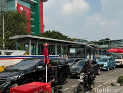 Proyek LRT Fase 1B Persempit Jalan di Rawamangun, Macet Rutin Pagi dan Sore