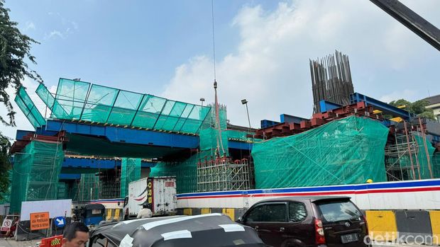 Proyek pembangunan LRT Jakarta fase 1B rute Velodrome-Manggarai terus berlangsung. Kemacetan parah terjadi di daerah Rawamangun, Jakarta Timur imbas proyek ini. (Gisella PL/detikcom)