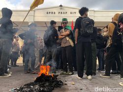 Massa Aksi di DPRD DIY Berujung Ricuh, Ada Mahasiswa Terluka