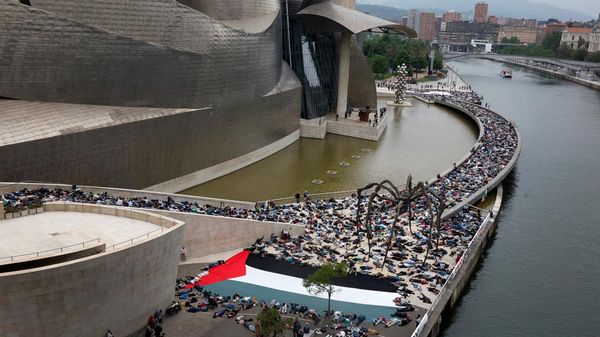 Ratusan Warga Spanyol Berbaring di Tanah Bentuk Protes Genosida di Gaza