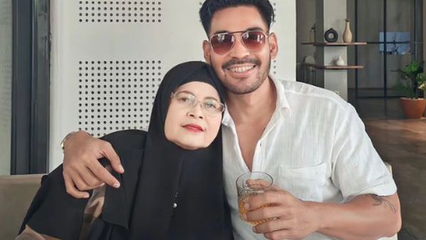 Robby Purba Ajak Ibunda Kulineran hingga Belanja ke Supermarket