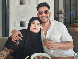Robby Purba Ajak Ibunda Kulineran hingga Belanja ke Supermarket Robby Purba Ajak Ibunda Kulineran hingga Belanja ke Supermarket