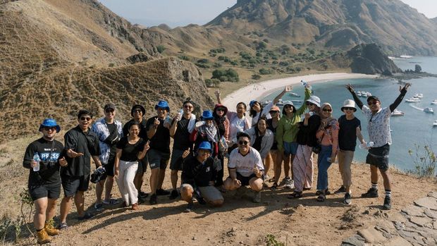 Rombongan wisatawan bersama detikTravel berlibur di Pulau Padar.