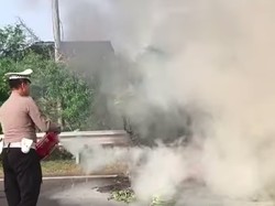 Pikap Angkut Sayur Terbakar di Tol Jagorawi Km 1+400