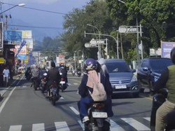 Polisi Bakal Selidiki Pemotor yang Viral Tendang Spion Mobil di Puncak