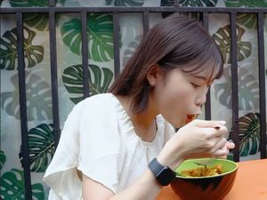 Nex Carlos Ajak YouTuber Korea Blusukan Jajan Seblak, Ini Momennya!