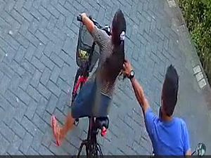 Viral Anak SD Gedangan Sidoarjo Dijambret di Depan Rumahnya Viral Anak SD Gedangan Sidoarjo Dijambret di Depan Rumahnya