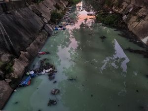 Pelaku yang Bikin Air Sungai Simo Gunung Barat Berwarna Hijau Tosca Dicari