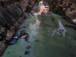 Viral Air Sungai di Simo Gunung Barat Surabaya Berubah Jadi Hijau Tosca