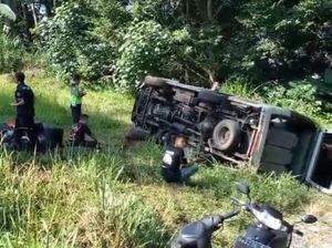 Mobil Travel Elf Terguling di Jurang Ampel Prigen Pasuruan gegara Rem Blong