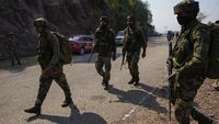 Tentara India Berjaga di Lokasi Jatuhnya Bus ke Jurang