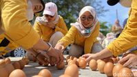 Lomba Mendirikan Telur Ayam di Siang Bolong