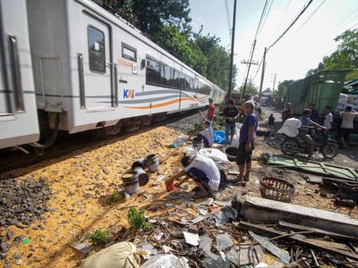 Truk Bermuatan Jagung Tabrak Kereta di Sidoarjo