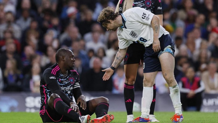 Soccer Football - Soccer Aid for UNICEF - England v Soccer Aid World XI - Stamford Bridge, London, Britain - June 9, 2024 Soccer Aid World XIs Usain Bolt reacts after sustaining an injury Action Images via Reuters/Andrew Couldridge
