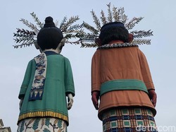 Sambut Kirab Pengembalian Bendera, Ondel-ondel Hibur Warga di Monas