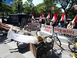 Aktivis Lingkungan Demo Tolak Sampah Impor di Konjen Australia dan Jepang