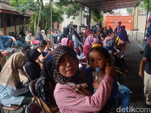 Warga Klaten Antre Berburu Surat Keterangan Tidak Mampu untuk PPDB Warga Klaten Antre Berburu Surat Keterangan Tidak Mampu untuk PPDB