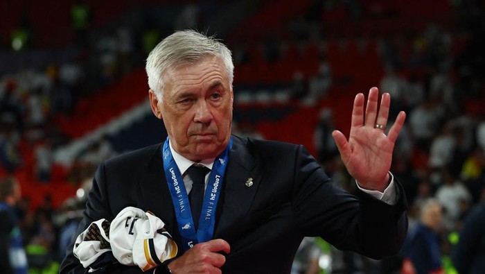 Carlo Ancelotti Soccer Football - Champions League - Final - Borussia Dortmund v Real Madrid - Wembley Stadium, London, Britain - June 1, 2024 Real Madrid coach Carlo Ancelotti acknowledges fans after winning the Champions League final REUTERS/Hannah Mckay