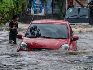 Diguyur Hujan, Jalan Aria Putra Ciputat Banjir