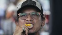 Ekspresi Warga Filipina Saat Ikut Lomba Makan Cabai