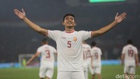 GOL! Indonesia mencetak gol kedua pada menit ke-56. Tendangan bebas Nathan Tjoe-A-On disambar sundulan Rizky Ridho di depan gawang dan menaklukkan kiper.