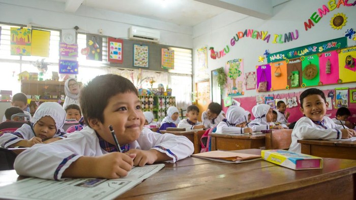 Ilustrasi kesibukan berguru di sekolah Pendaftaran spbm