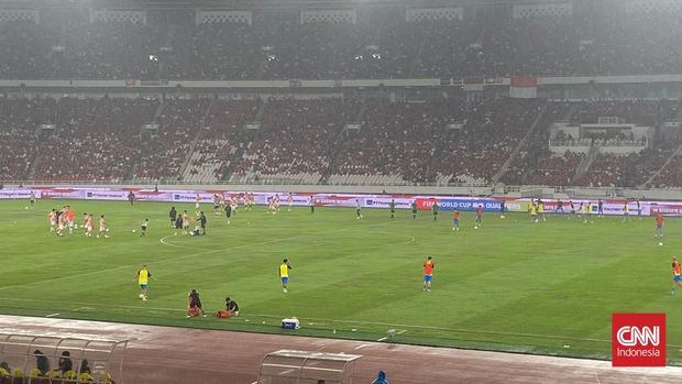 Timnas Indonesia menghadapi Filipina di Stadion Utama Gelora Bung Karno, Selasa (11/6). (CNN Indonesia/Muhammad Ikhwanuddin)