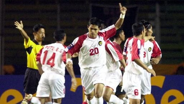 Indonesias Bambang Pamungkas (20) gestures shortly after scoring during the match between Indonesia and the Philippines in the Tiger Cup 2002 at Gelora Bung Karno sport stadium Bambang Pamungkas in Jakarta, 23 December 2002.  Indonesia was leading 7-0 after the first half. AFP PHOTO/Weda (Photo by WEDA / AFP)