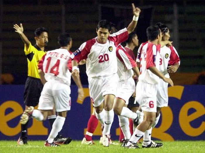Indonesias Bambang Pamungkas (20) gestures shortly after scoring during the match between Indonesia and the Philippines in the Tiger Cup 2002 at Gelora Bung Karno sport stadium Bambang Pamungkas in Jakarta, 23 December 2002.  Indonesia was leading 7-0 after the first half. AFP PHOTO/Weda (Photo by WEDA / AFP)