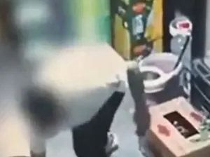 Jijik! Pria Ini Nekat BAB di Resto dan Cuci Tangan di Panci Sup Jijik! Pria Ini Nekat BAB di Resto dan Cuci Tangan di Panci Sup