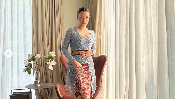 Foto: Cantiknya Raisa & Maudy Ayunda Saat Kondangan, Pakai Kebaya Modern