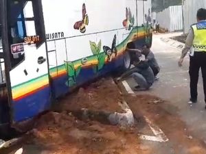 Bus Rombongan Mahasiswa ITB Tabrak Portal Parkir, Diduga Rem Blong Bus Rombongan Mahasiswa ITB Tabrak Portal Parkir, Diduga Rem Blong