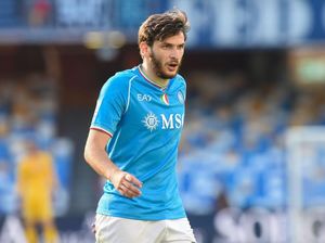 Diisukan ke PSG, Kvaratskhelia Mengaku Bahagia di Napoli