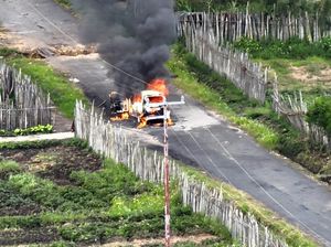Detik-detik KKB di Paniai Tembak Mati Sopir Angkot-Bakar Mobil Korban Detik-detik KKB di Paniai Tembak Mati Sopir Angkot-Bakar Mobil Korban