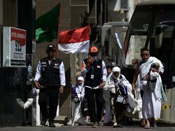 Sederet Momen Para Petugas Haji Tak Kenal Lelah Layani Jemaah di Tanah Suci