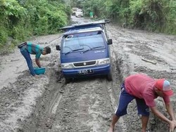Warga Soroti Jalan di Seram Bagian Barat 31 Tahun Rusak-Kerap Terjebak Lumpur