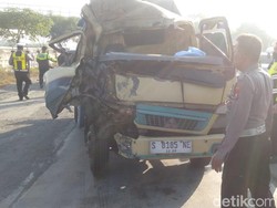 Sopir Truk Tangki Air Tewas Tabrak Dump Truk Parkir di Sidoarjo