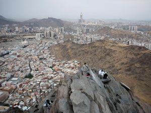 Memandang Kota Makkah dari Puncak Jabal Nur Memandang Kota Makkah dari Puncak Jabal Nur