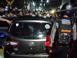 Mobil Tabrak Lari 2 Kendaraan di Bone, Pengemudi Kepergok Bawa Istri Orang