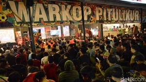 Potret Meriahnya Nobar Timnas Indonesia Vs Filipina di Surabaya