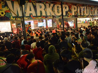 Potret Meriahnya Nobar Timnas Indonesia Vs Filipina di Surabaya