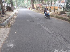 Awas! Lubang di Jalan Ciungwanara Bandung Berpotensi Membahayakan
