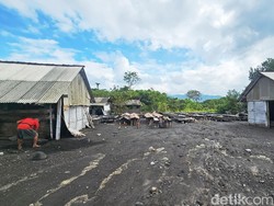 Sentra Produksi Garam Tradisional di Klungkung Hancur Diterjang Ombak