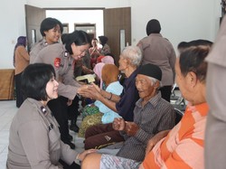 Polwan Polres Mojokerto Salurkan Puluhan Paket Sembako-Hibur Lansia