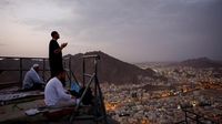 Potret Jemaah Haji Lantunkan Doa di Jabal Nur