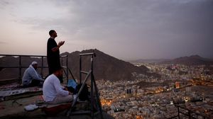 Potret Jemaah Haji Lantunkan Doa di Jabal Nur