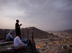 Potret Jemaah Haji Lantunkan Doa di Jabal Nur